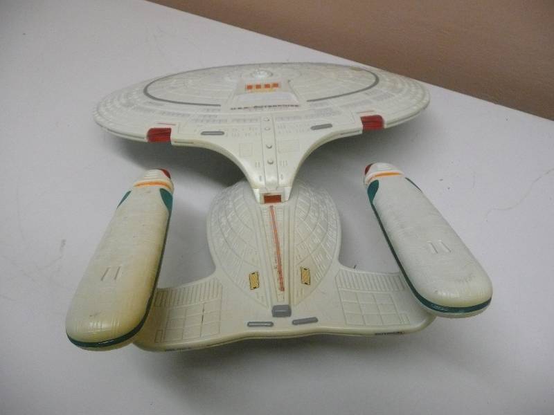 lot 46 image: VINTAGE - 15 Inch 1992 Paramount Pictures-Playmates Star Trek USS Enterprise NCC-1701-D - SEE PICTURES