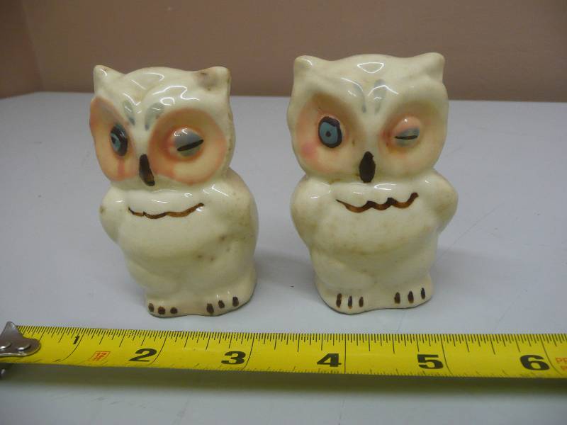 lot 57 image: ANTIQUE HAND PAINTED OWL SALT & PEPPER SHAKERS - SEE PICTURES