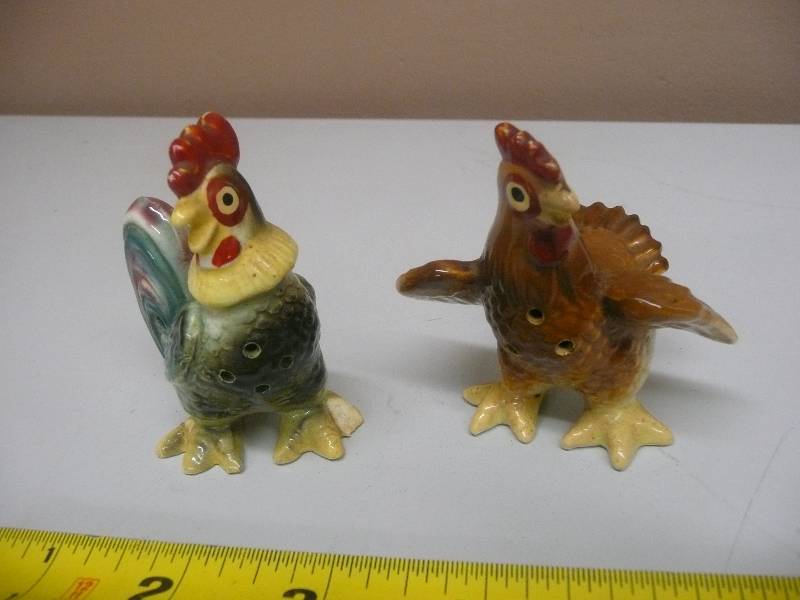 lot 60 image: ANTIQUE ROOSTER & HEN SALT & PEPPER SHAKERS - HAND PAINTED - SEE PICTURES