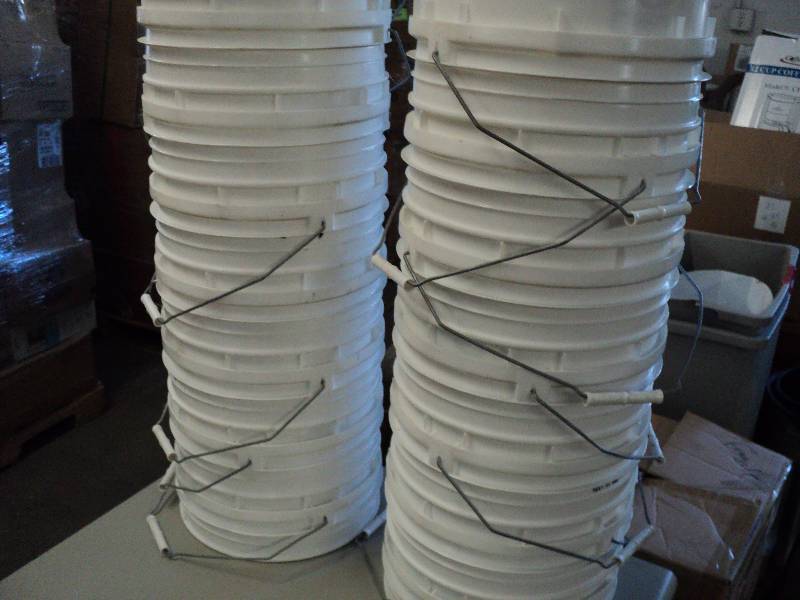 17 6gal white buckets...