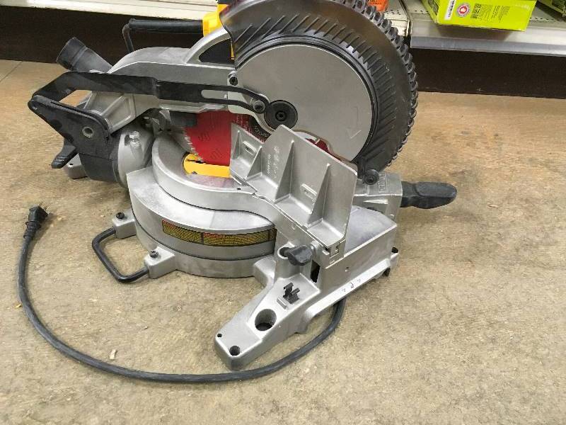 DeWalt 15 Amp 10 in. Compound Miter Saw in like new condition