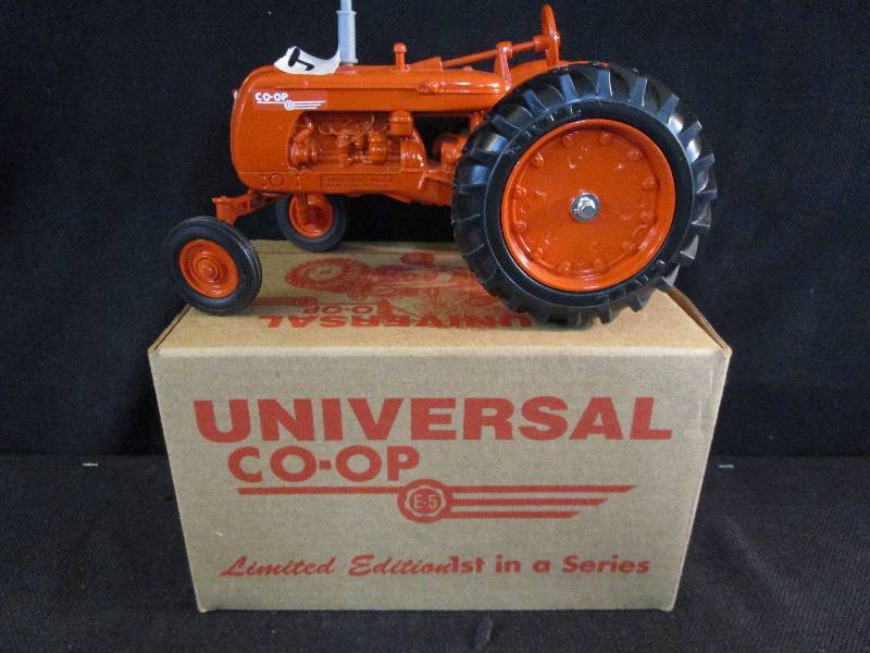 lot 3 image: Universal CO-Op Collector Tractor 116 Scale
