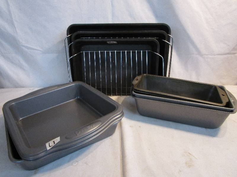 lot 14 image: Baking pans