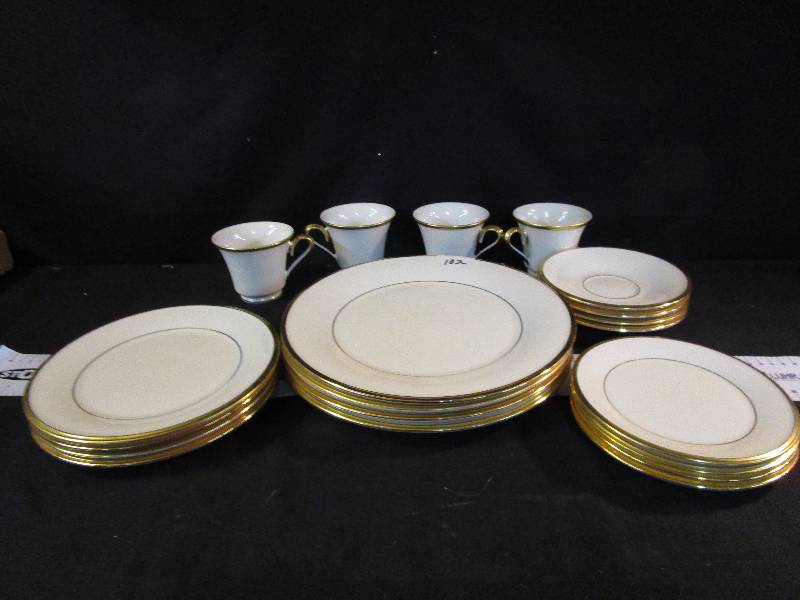 lot 15 image: Lenox 4 place settings
