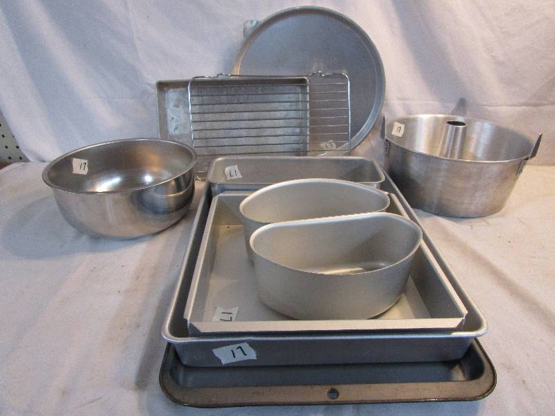 lot 25 image: Bakeware
