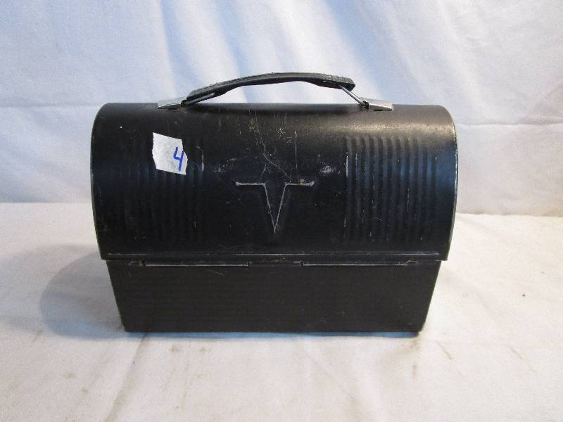lot 32 image: Lunchbox with Thermos