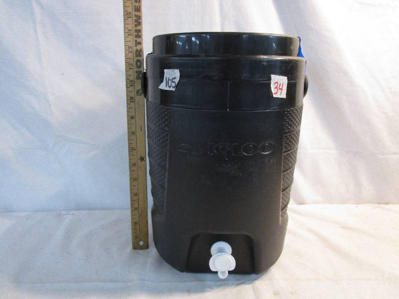lot 34 image: Igloo Golf Cart Water Jug