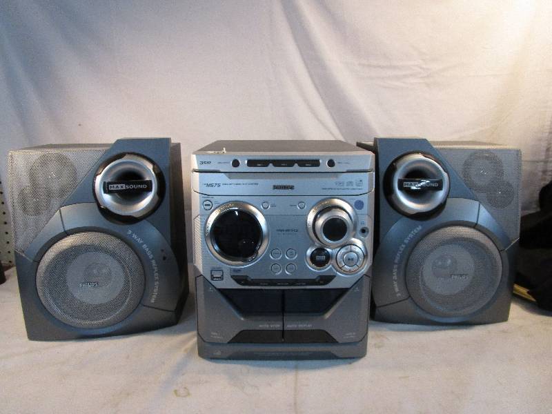 lot 39 image: Phillips Stereo with Speakers, MP3 attachment, 3 disk cd changer tapes