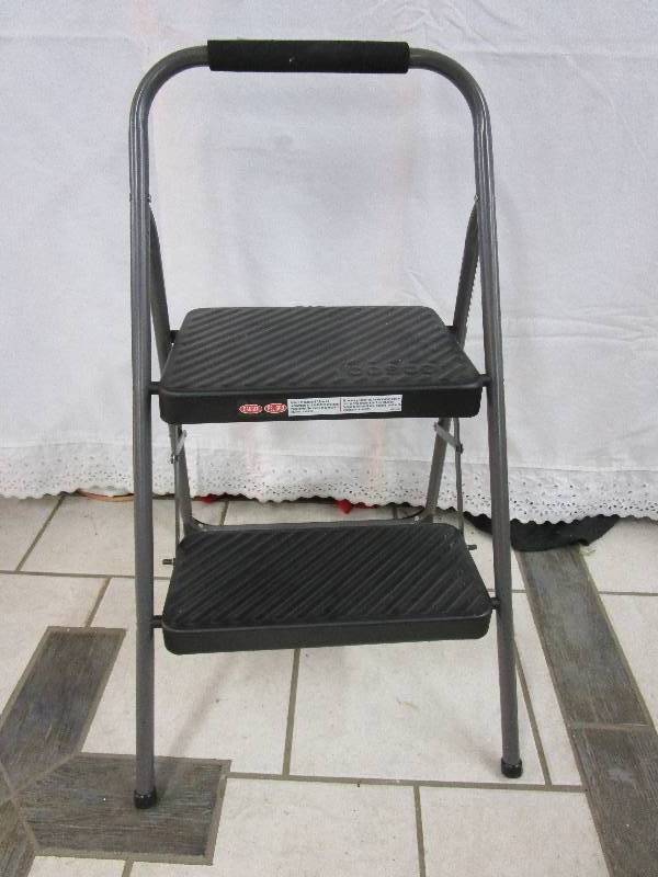 lot 81 image: Cosco Step Stool