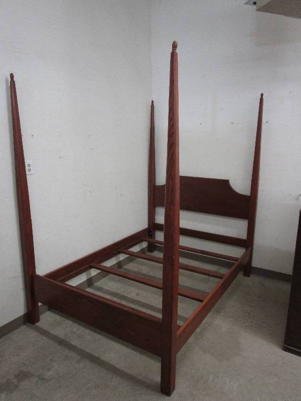 lot 94 image: Correction Full Size 4 Pedestal Bed