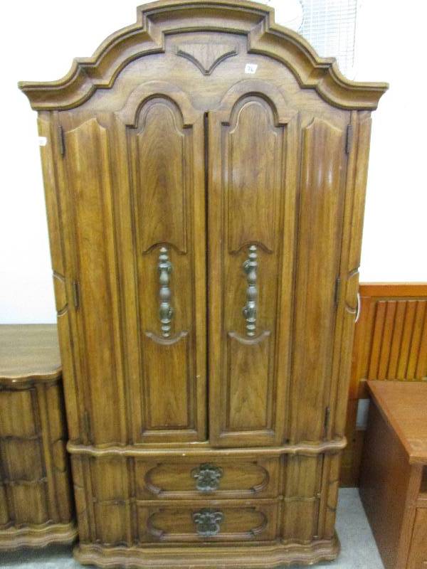 lot 100 image: Armoire
