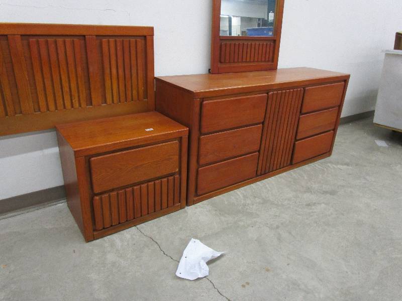 lot 102 image: Bedroom Set