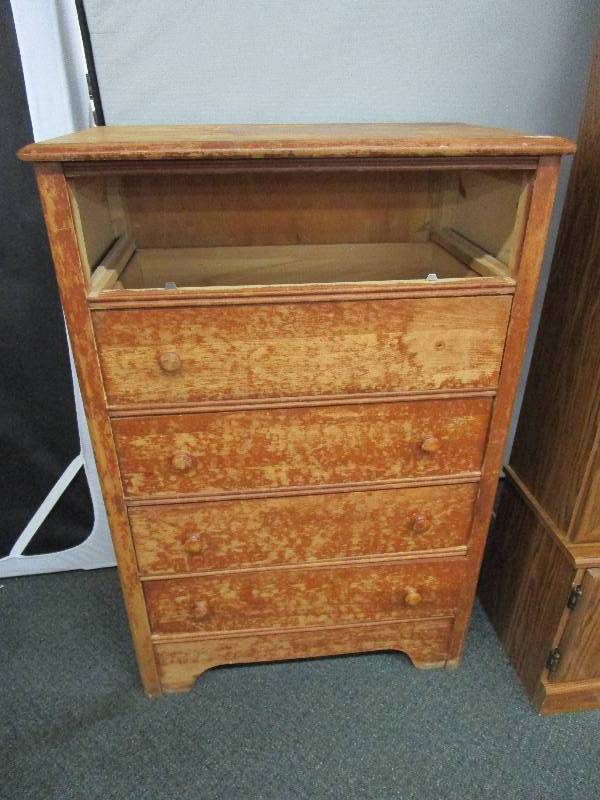 lot 119 image: Dresser missing a drawer