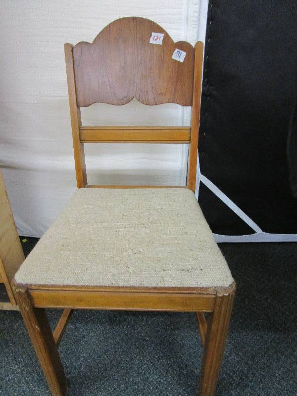 lot 121 image: Vanity Chair