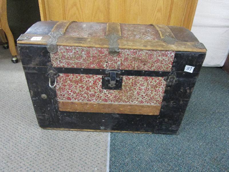 lot 124 image: Vintage Trunk