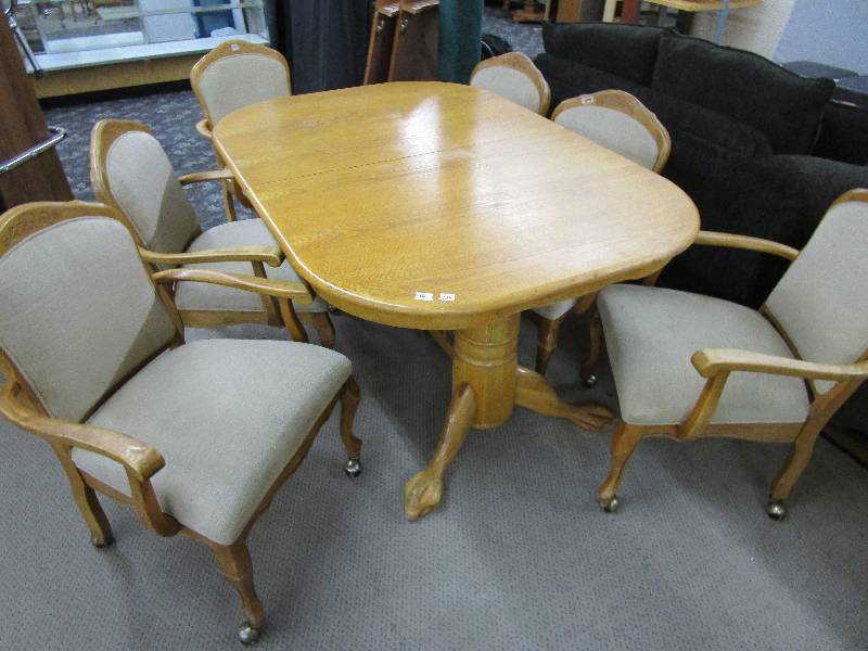 lot 126 image: Table with a Leaves