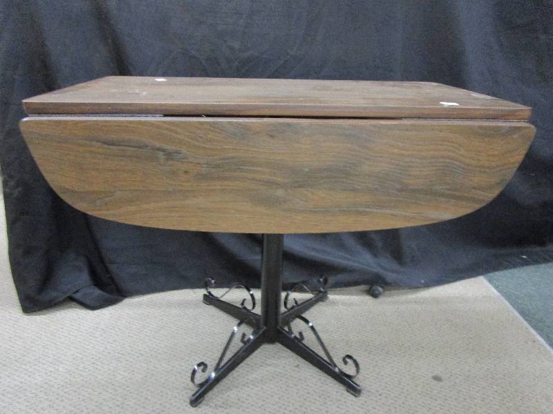 lot 139 image: Drop leaf Table