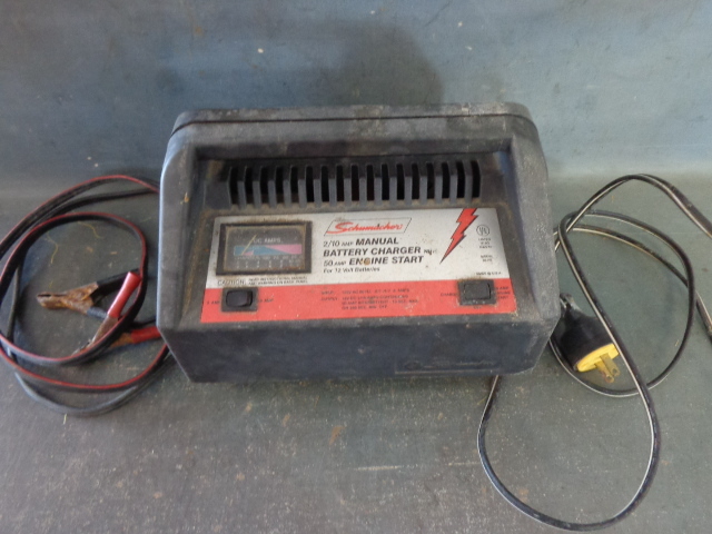 lot 6 image: Manual Battery Charger