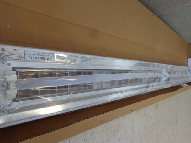 lot 11 image: Florescent Light Fixture