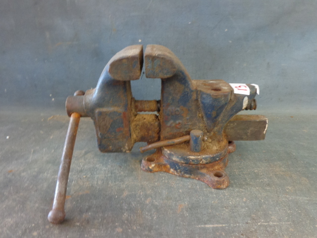 lot 13 image: Bench Vise