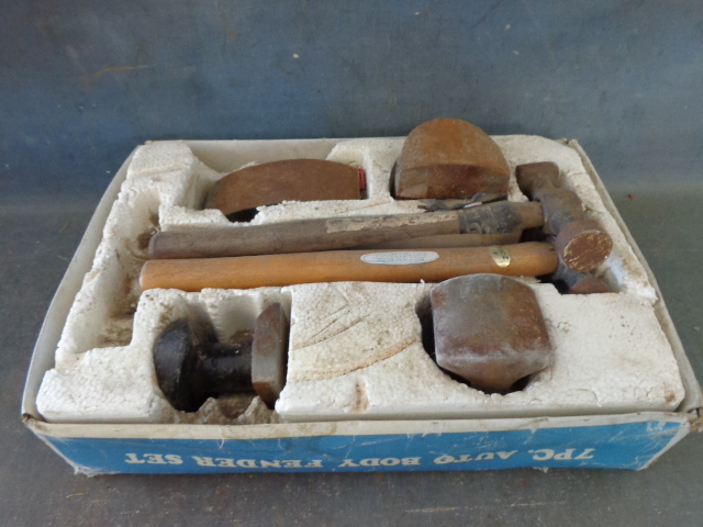 lot 24 image: Auto Body Repair Tools