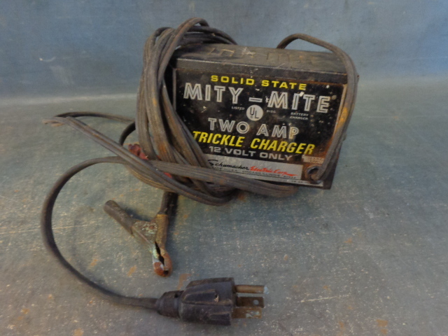 lot 60 image: Trickle Charger