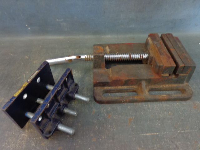 lot 73 image: Vises