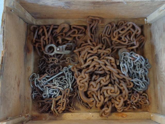lot 100 image: Chains