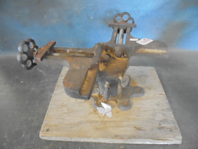lot 127 image: Vintage Corner Vise
