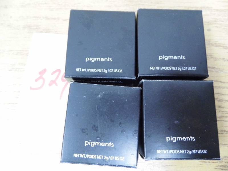 lot 324 image: Lot of 4 Pigments
