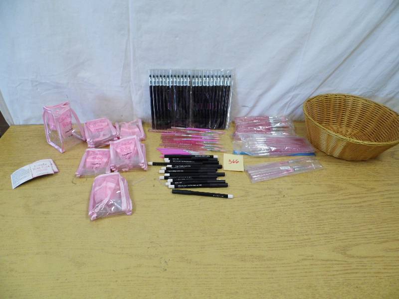 lot 366 image: Eye Kandy Brushes - Applicators - Bags
