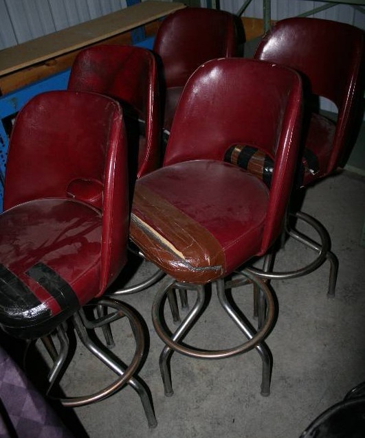 lot 40 image: Bar Stools