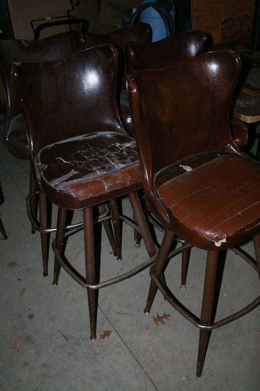 lot 46 image: Bar Stools