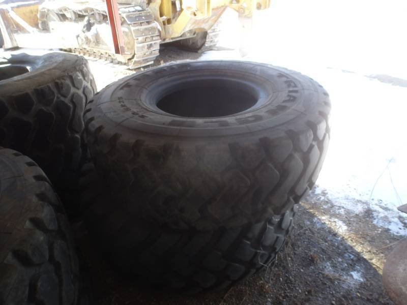 lot 128 image: Terrain Tires 20.5 x 25