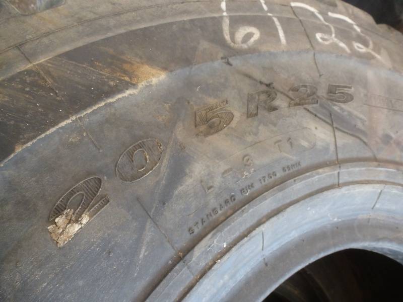 lot 129 image: Terrain Tires 20.5 x 25