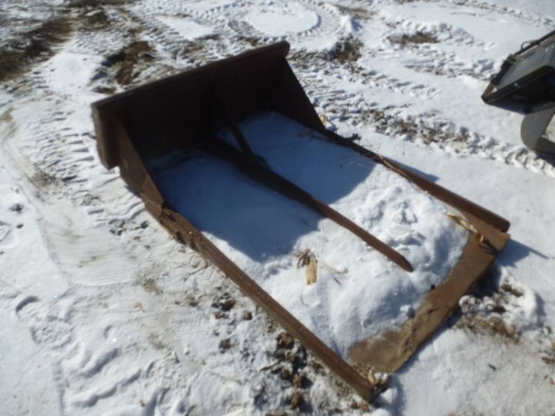 lot 122 image: Skid Steer Tongue Bucket