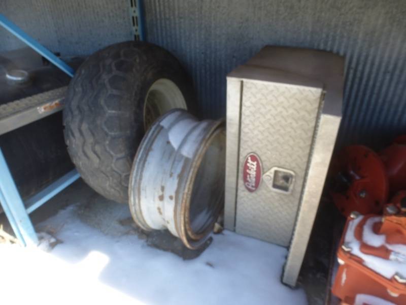 lot 137 image: Peterbuilt Aluminum Step & Tire