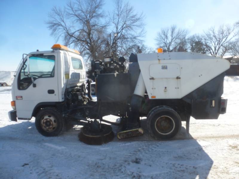 lot 8 image: 2003 GMC W4500 Schwarze Sweeper System