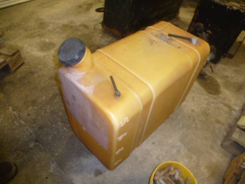 lot 113 image: Poly Fuel Tank