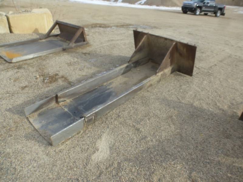 lot 91 image: Skid Steer Tongue Bucket 24