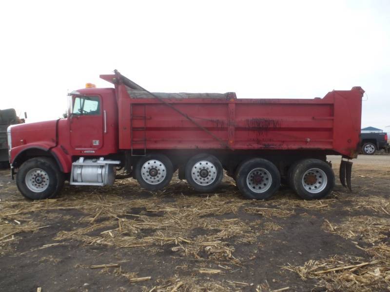 lot 25 image: 1999 Freightliner Dump Truck
