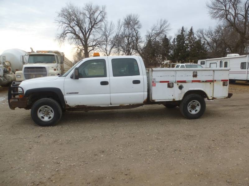 lot 32 image: 2003 GMC HD 2500 4WD