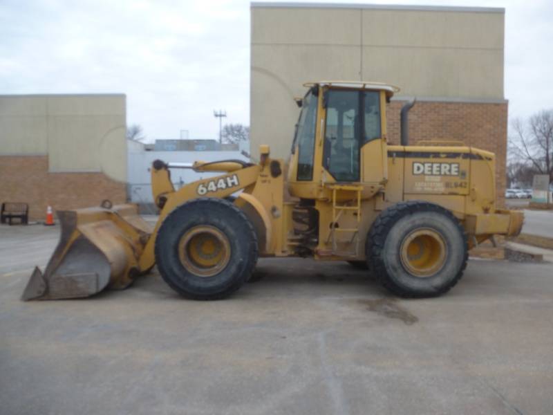 lot 2 image: 1999 JD 644J Wheel Loader