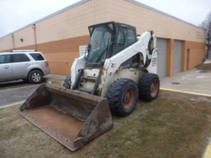lot 19 image: 2010 Bobcat A300 Skid steer
