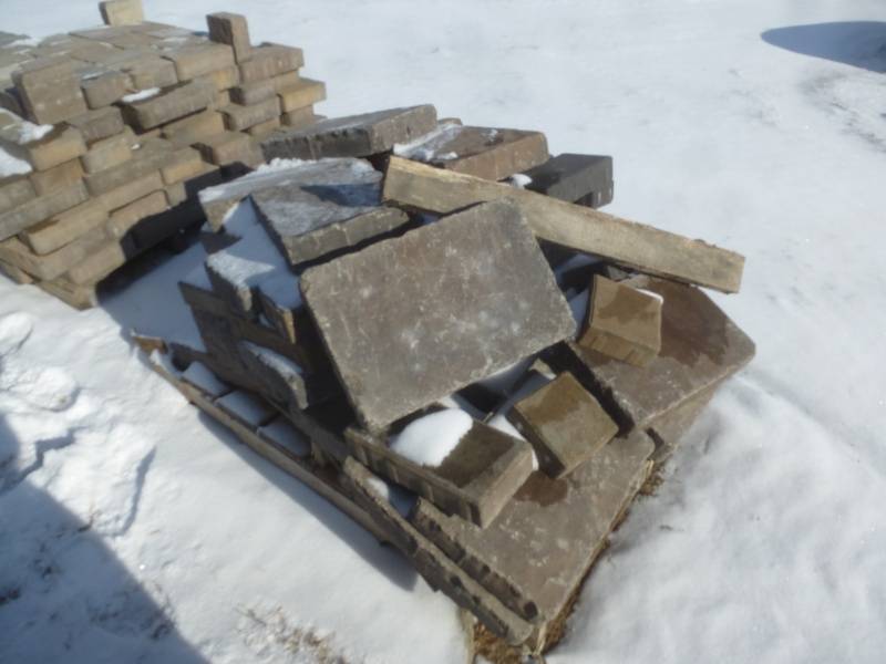 lot 162 image: 3 x 11 x 16 Pavers Assorted