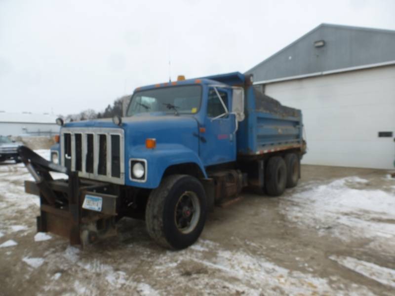 lot 37 image: 2000 International Salt Truck ME-6