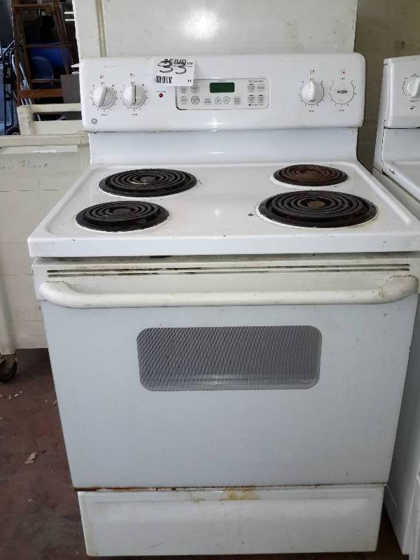 lot 33 image: GE Electric Stand Alone Range