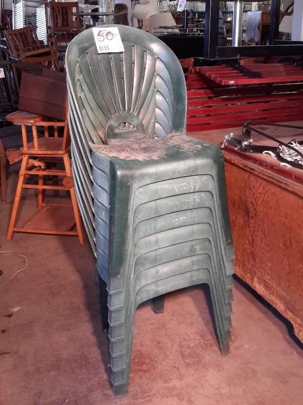 lot 50 image: 8 plastic yard chairs.. Good shape, but need cleaning