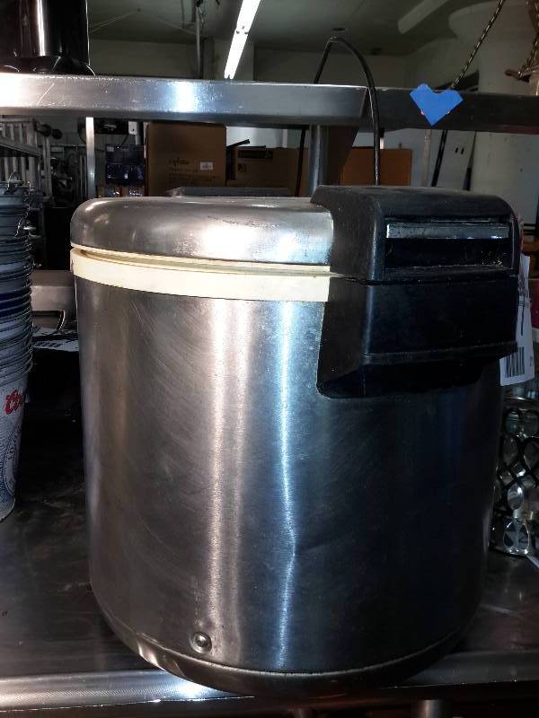 lot 211 image: WINCO, Electric Rice Cooker