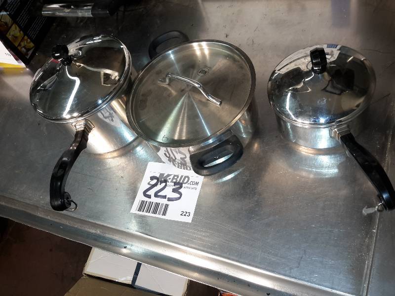 lot 223 image: Set of 3 Farberware pans